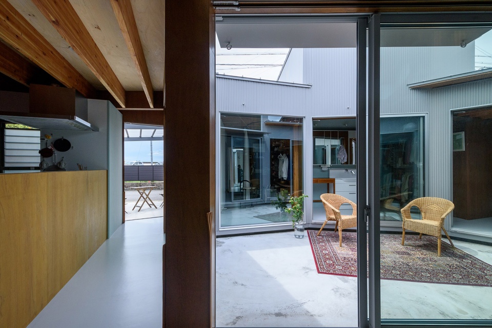 Courtyard House with Seven Rooms by Takayuki Kuzushima and Associates