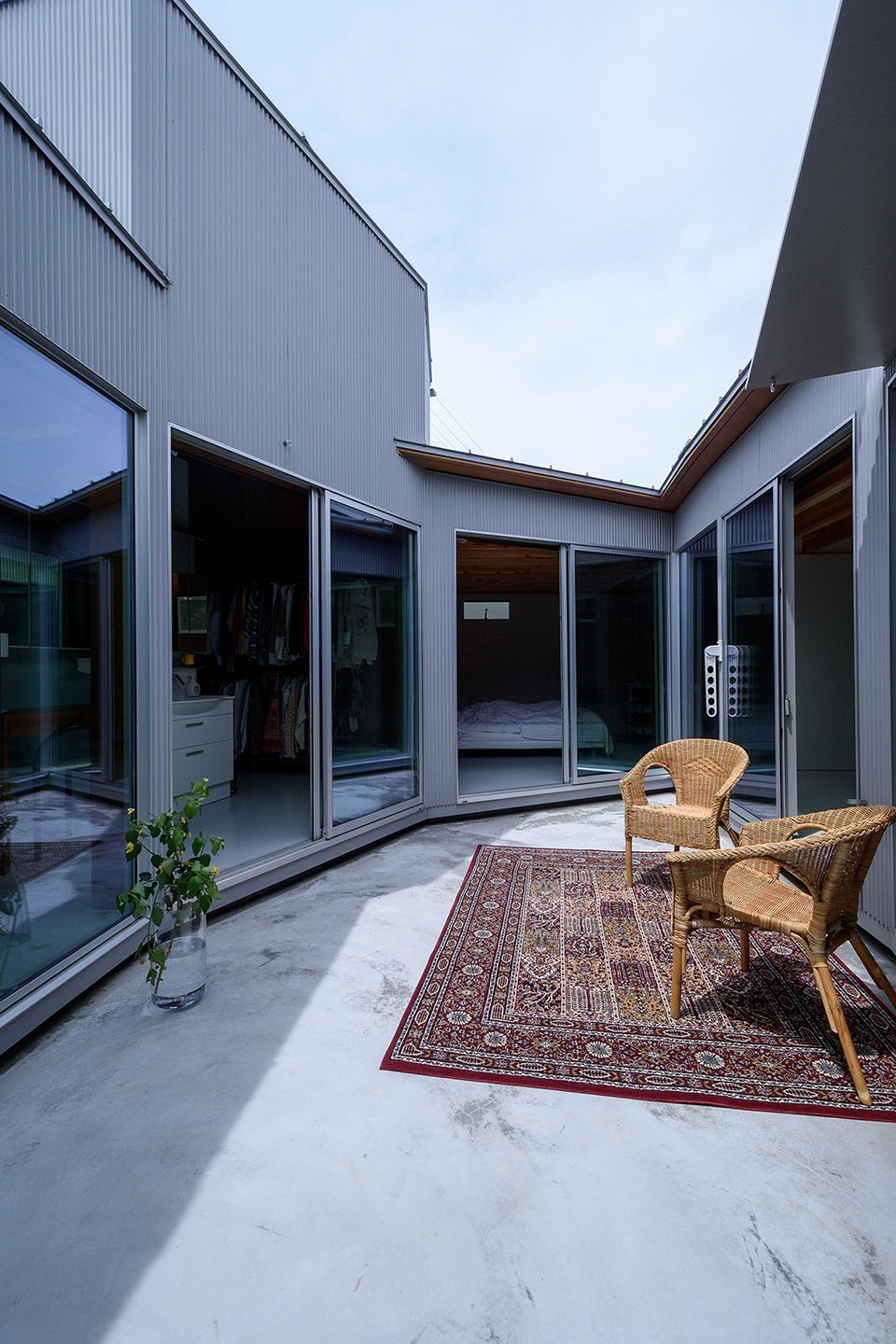 Courtyard House with Seven Rooms by Takayuki Kuzushima and Associates