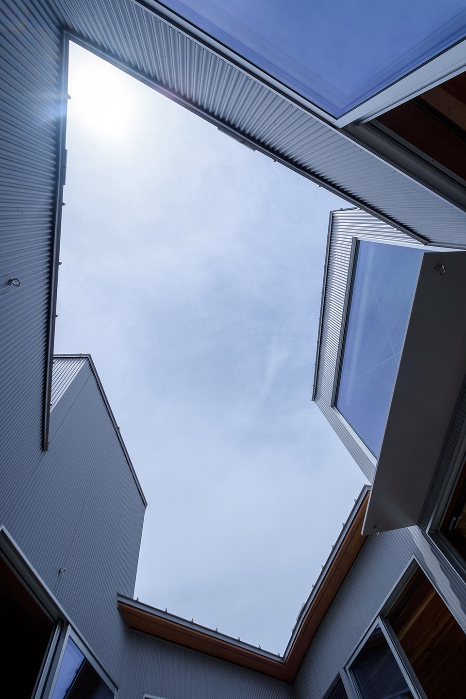 Courtyard House with Seven Rooms by Takayuki Kuzushima and Associates