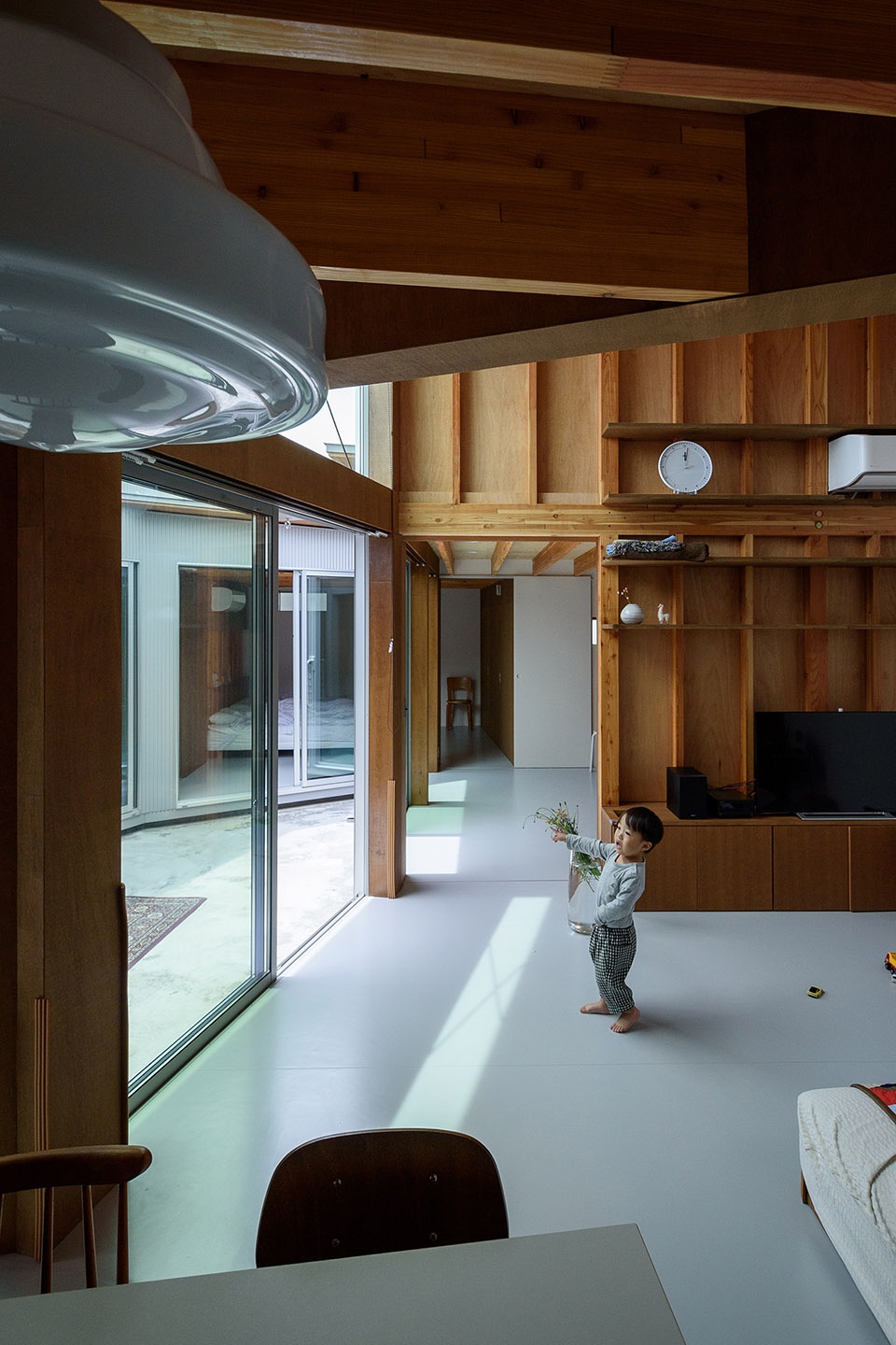 Courtyard House with Seven Rooms by Takayuki Kuzushima and Associates