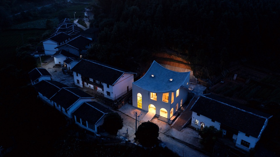 a rural art studio by jumping house lab