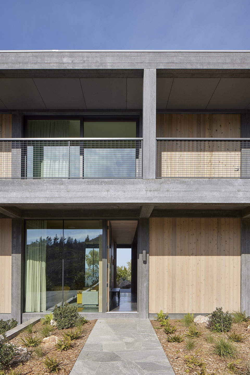 frame house in sonoma by mork ulnes architects