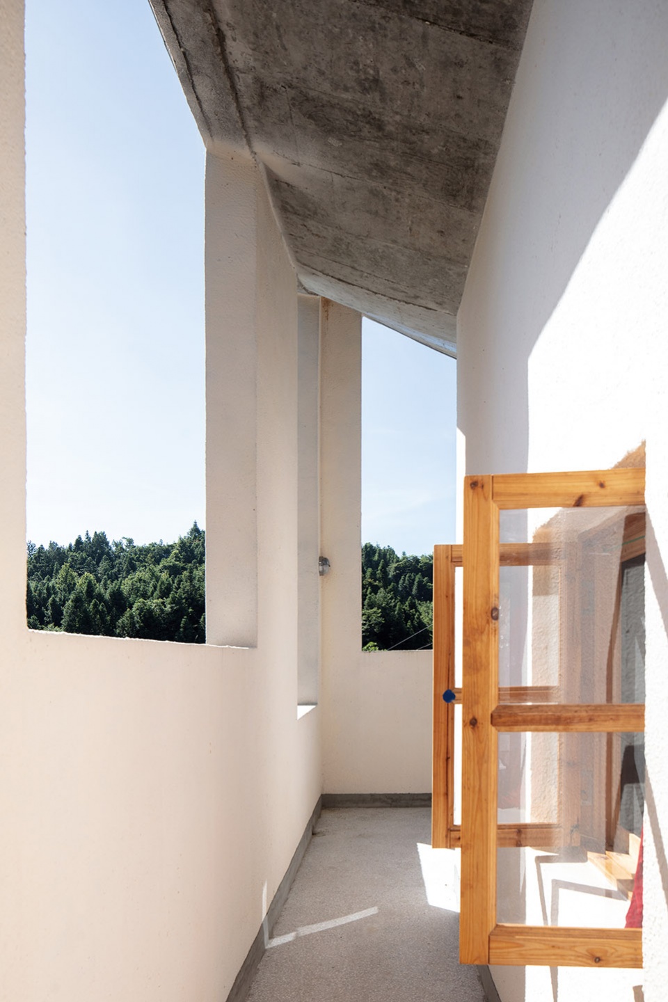 a rural art studio by jumping house lab