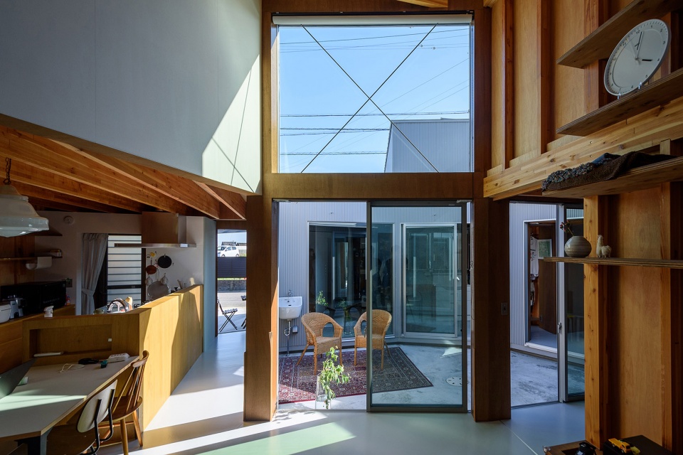 Courtyard House with Seven Rooms by Takayuki Kuzushima and Associates