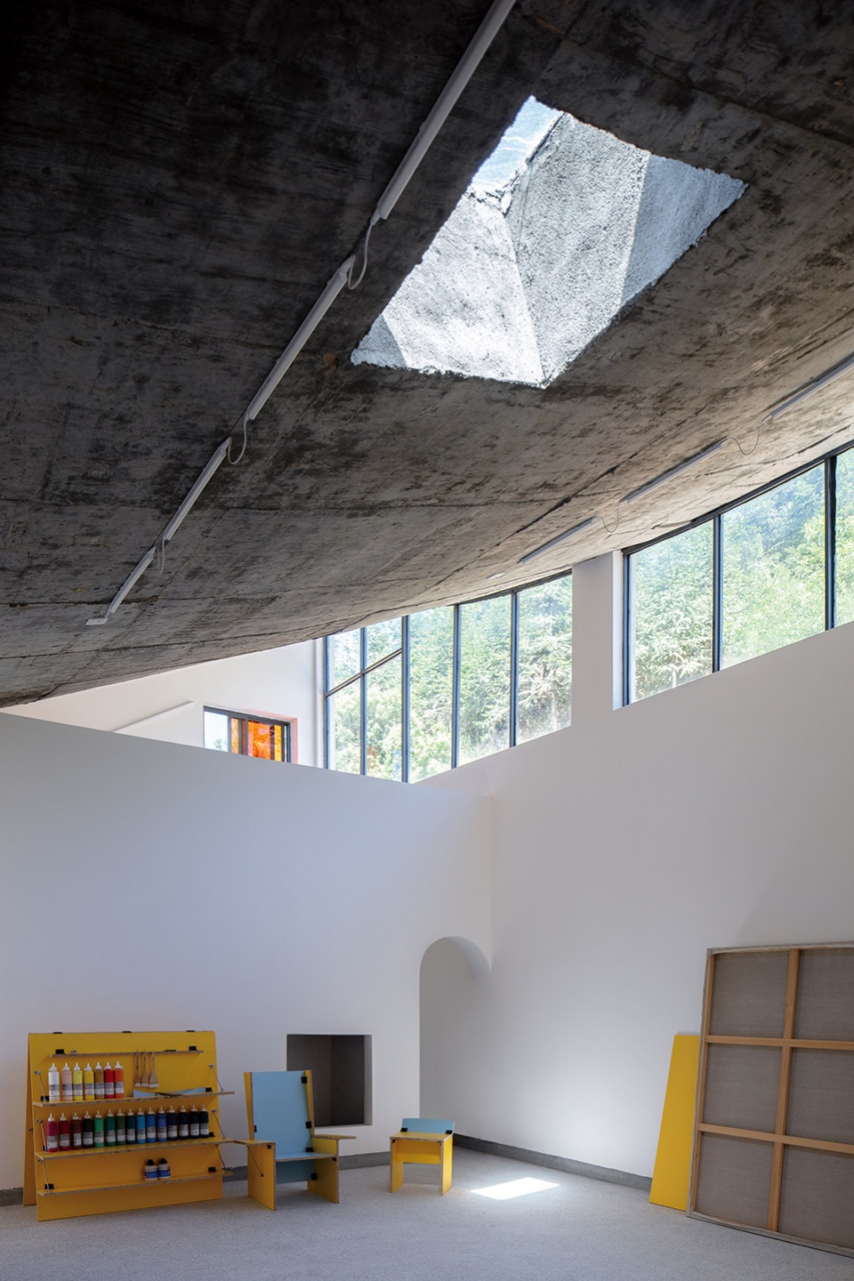 a rural art studio by jumping house lab