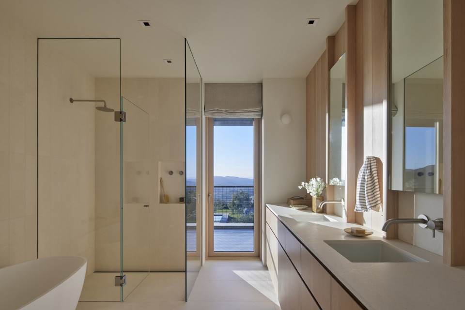 frame house in sonoma by mork ulnes architects