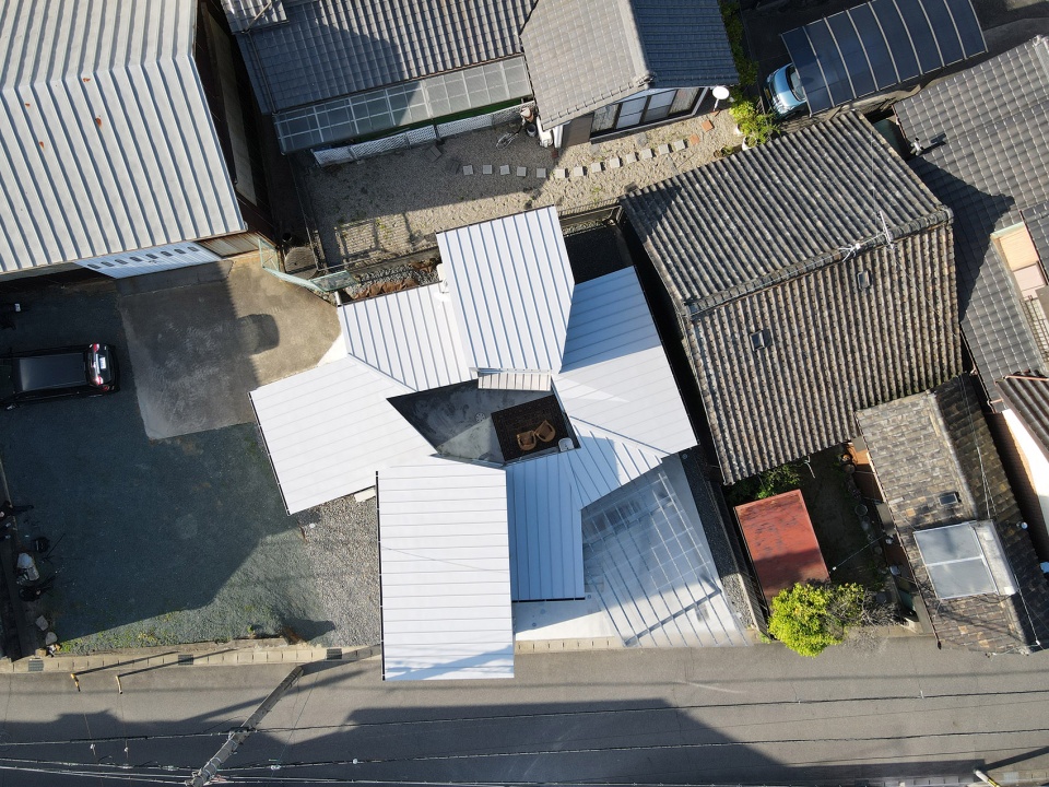 Courtyard House with Seven Rooms by Takayuki Kuzushima and Associates