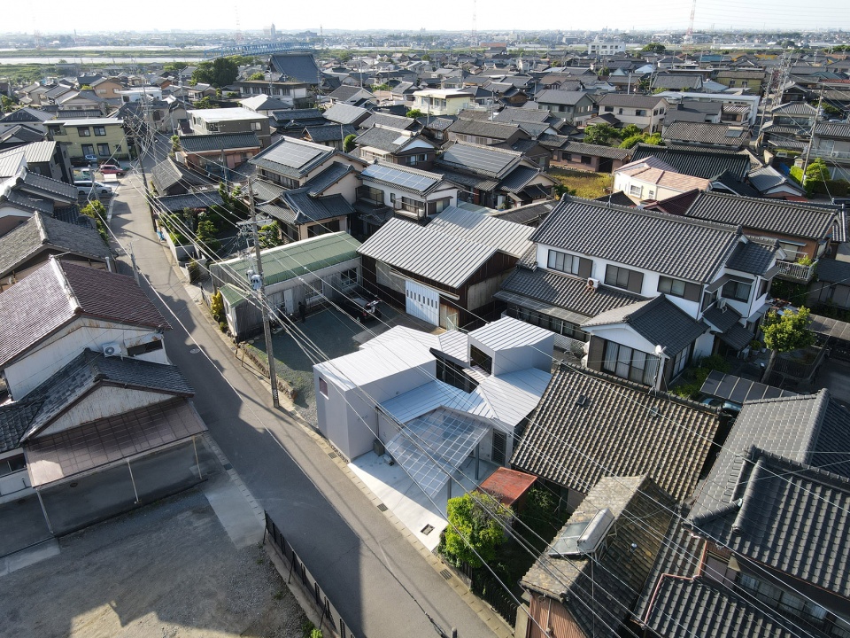 Courtyard House with Seven Rooms by Takayuki Kuzushima and Associates