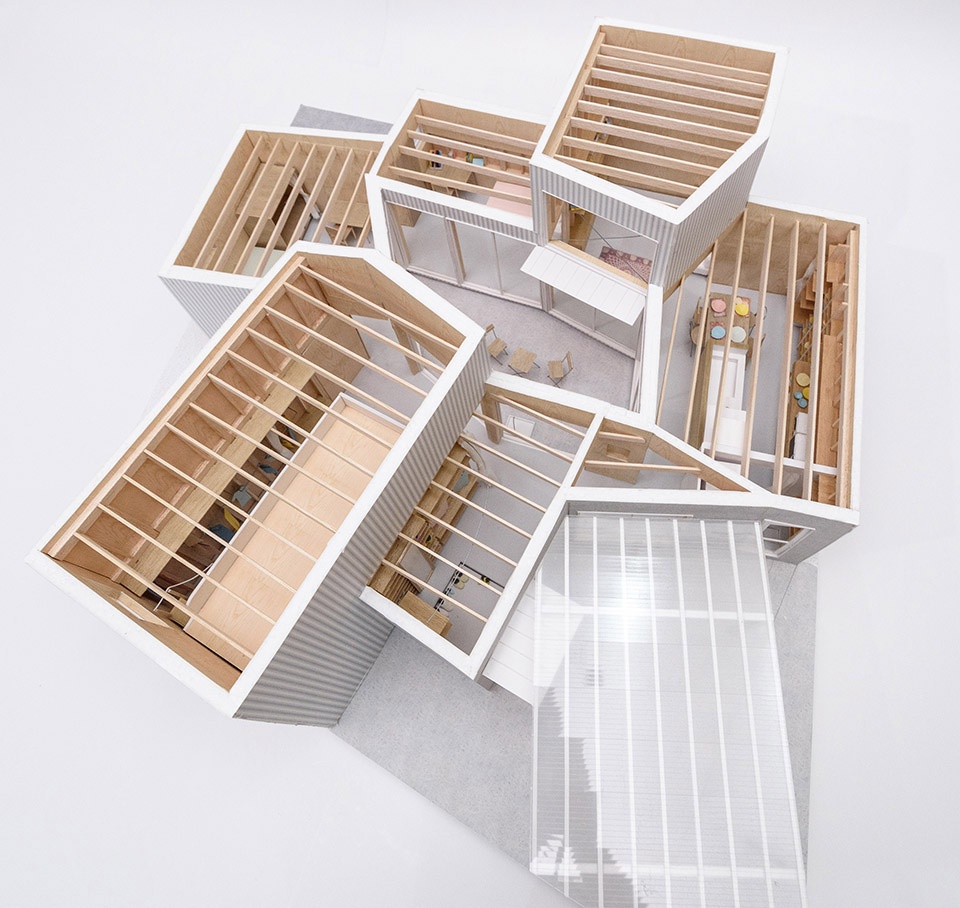 Courtyard House with Seven Rooms by Takayuki Kuzushima and Associates ptu