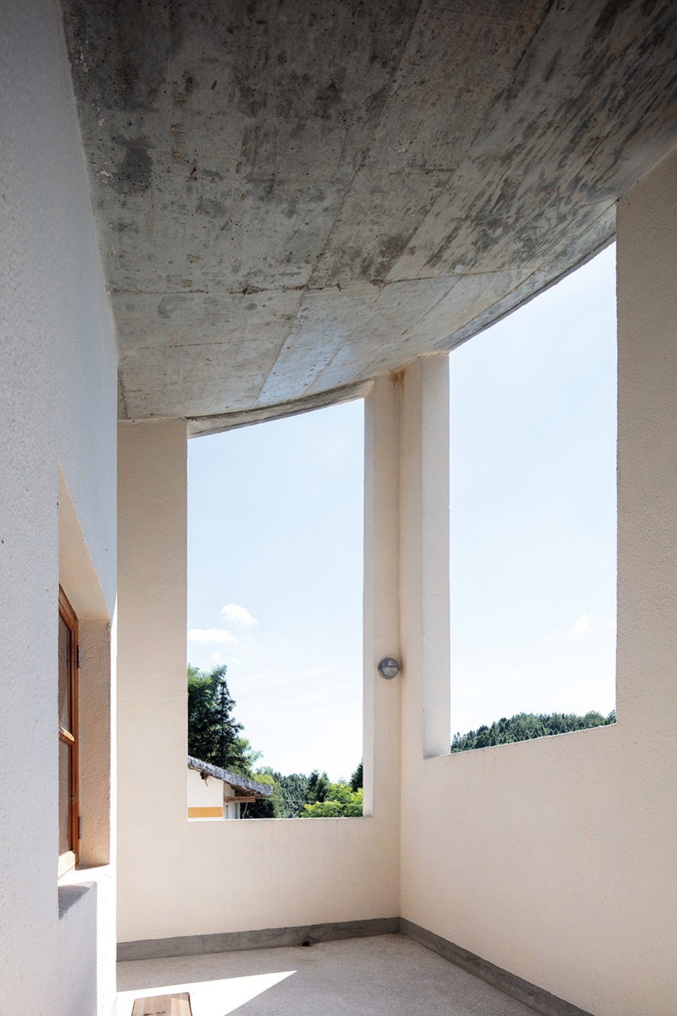 a rural art studio by jumping house lab