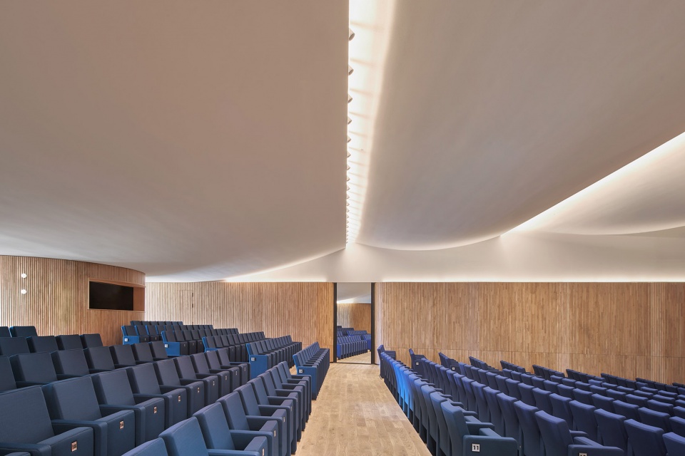 tailor made office by twobo arquitectura