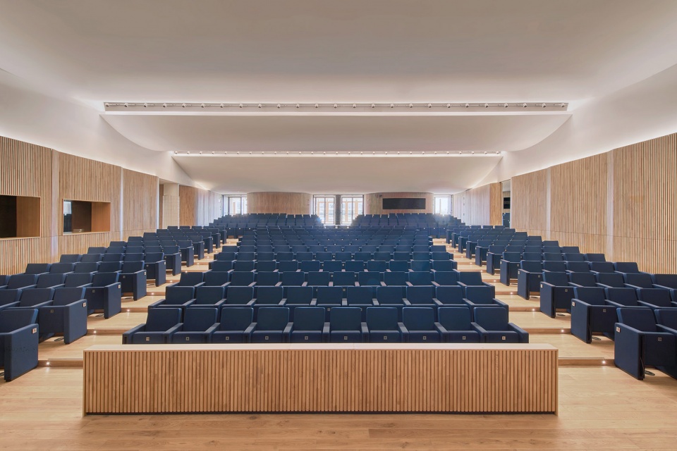 tailor made office by twobo arquitectura