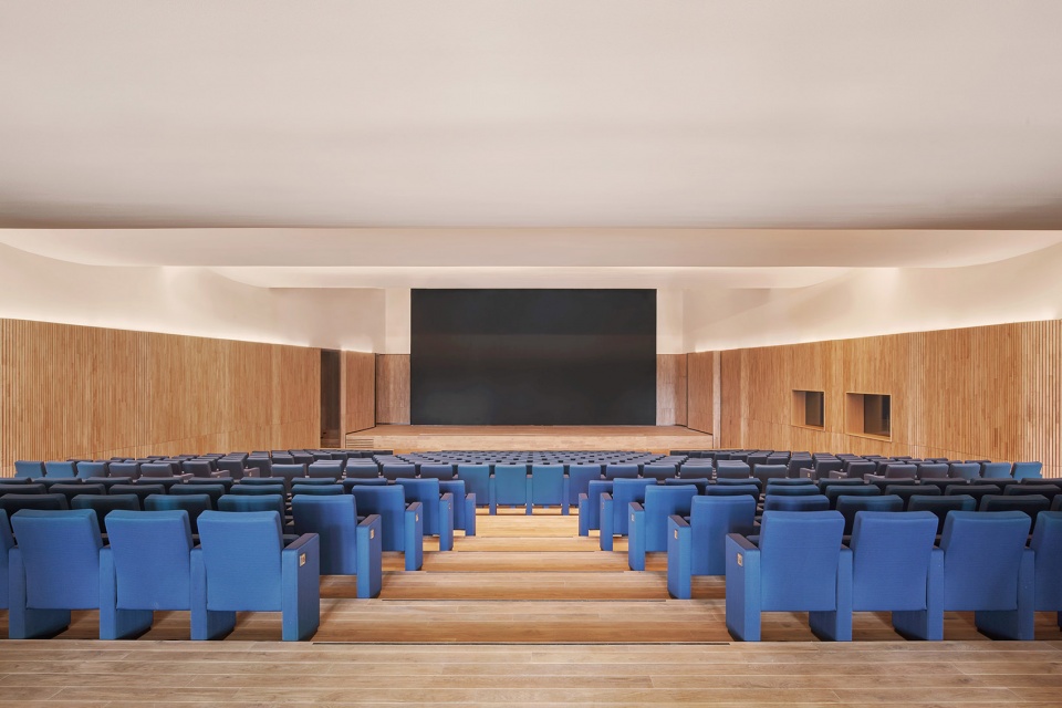 tailor made office by twobo arquitectura