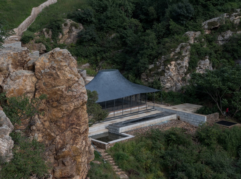 The Upper Cloister in Aranya Golden Mountain Jinshanling by Atelier Deshaus
