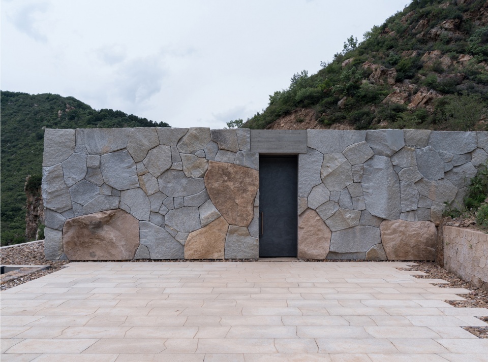 The Upper Cloister in Aranya Golden Mountain Jinshanling by Atelier Deshaus