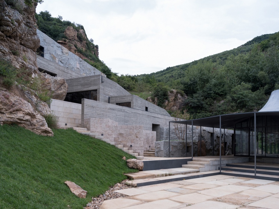 The Upper Cloister in Aranya Golden Mountain Jinshanling by Atelier Deshaus