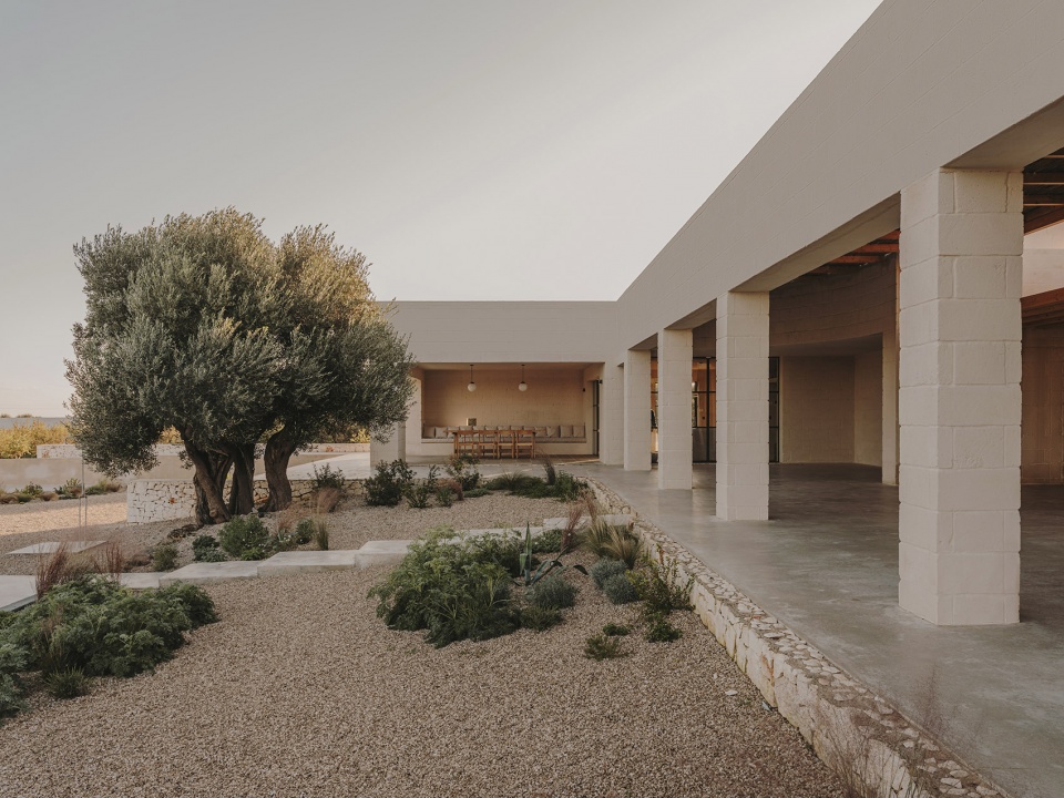 Casa Maiora by Studio Andrew Trotter