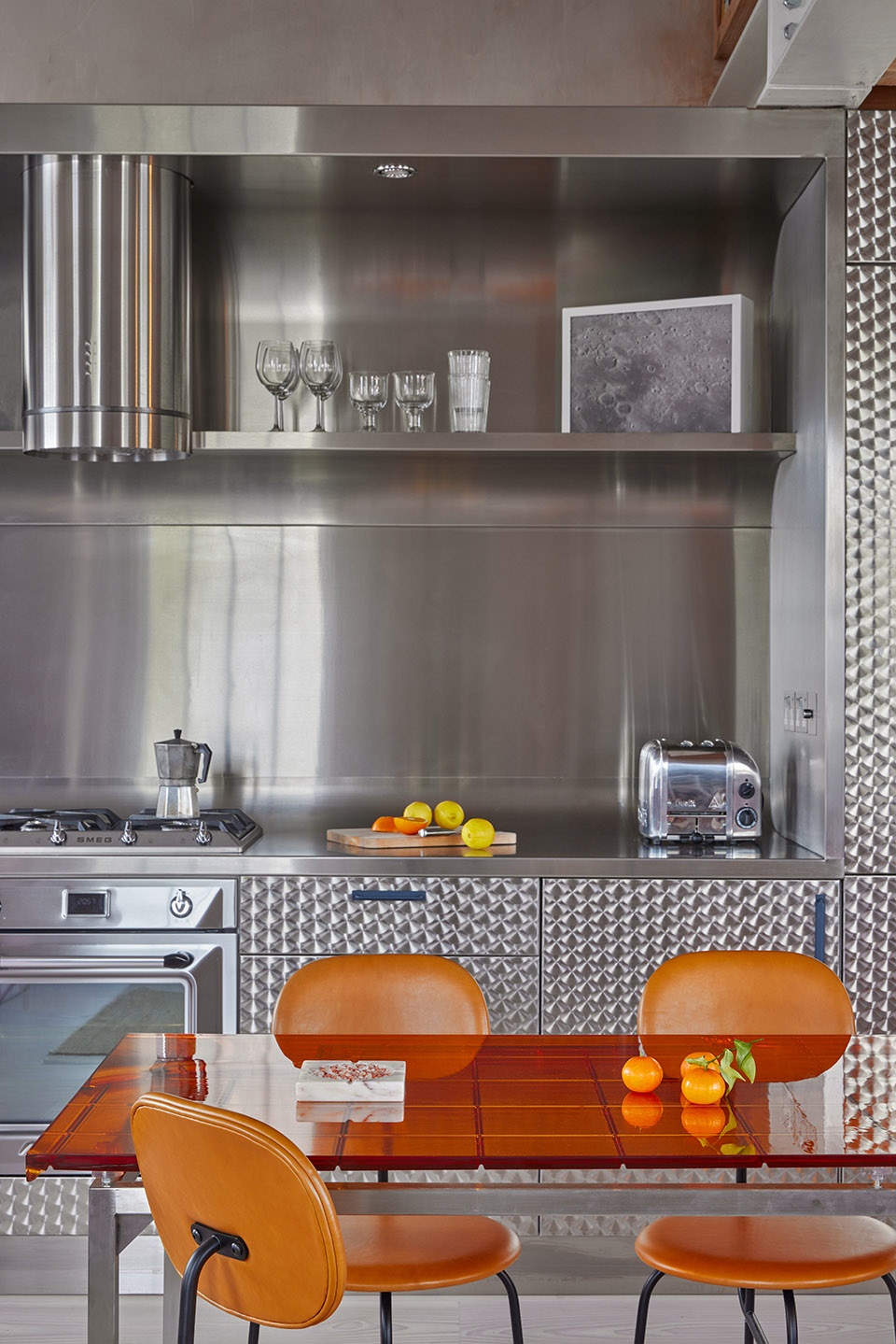 Highbury Apartment by Holloway Li