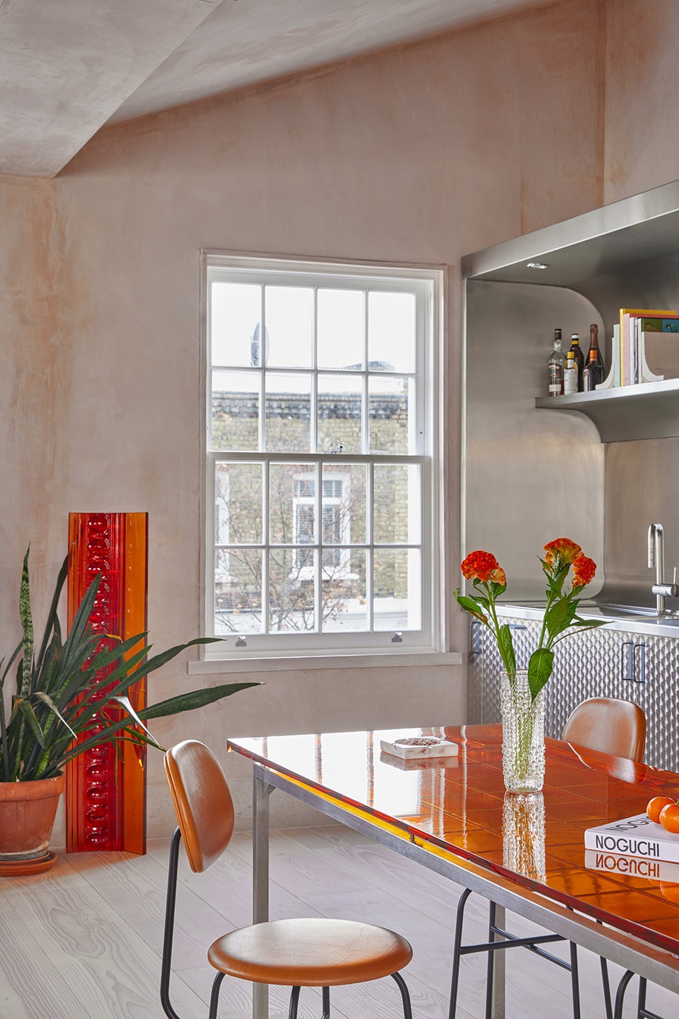Highbury Apartment by Holloway Li