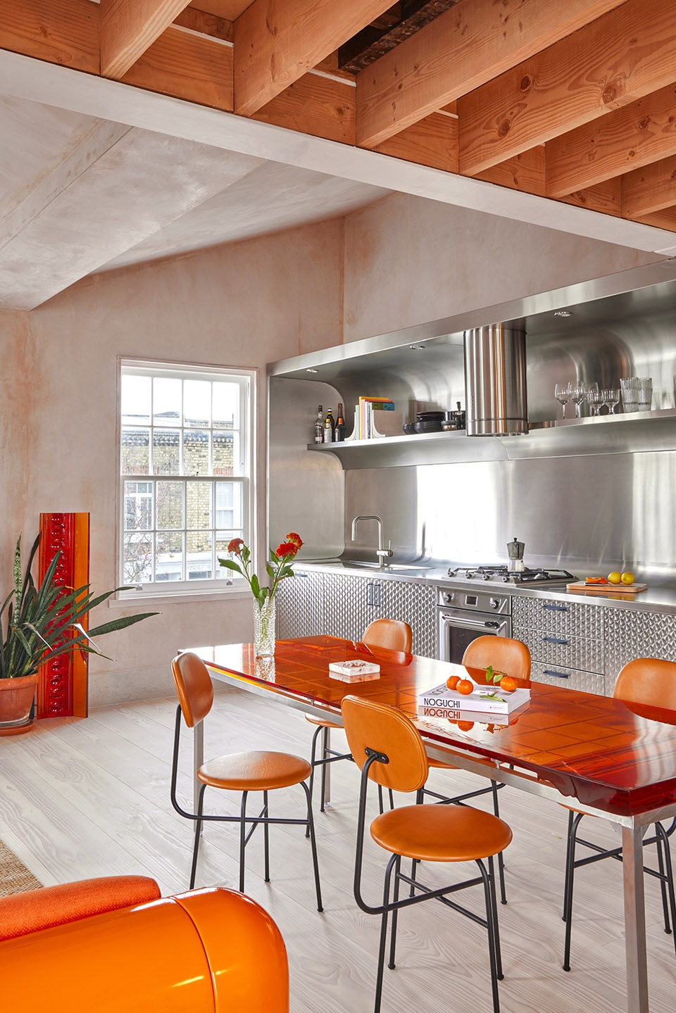 Highbury Apartment by Holloway Li