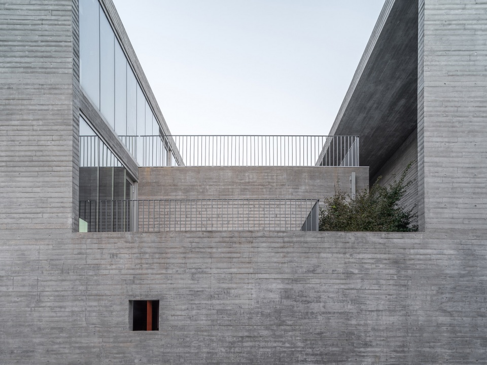 four studio houses by fcjz