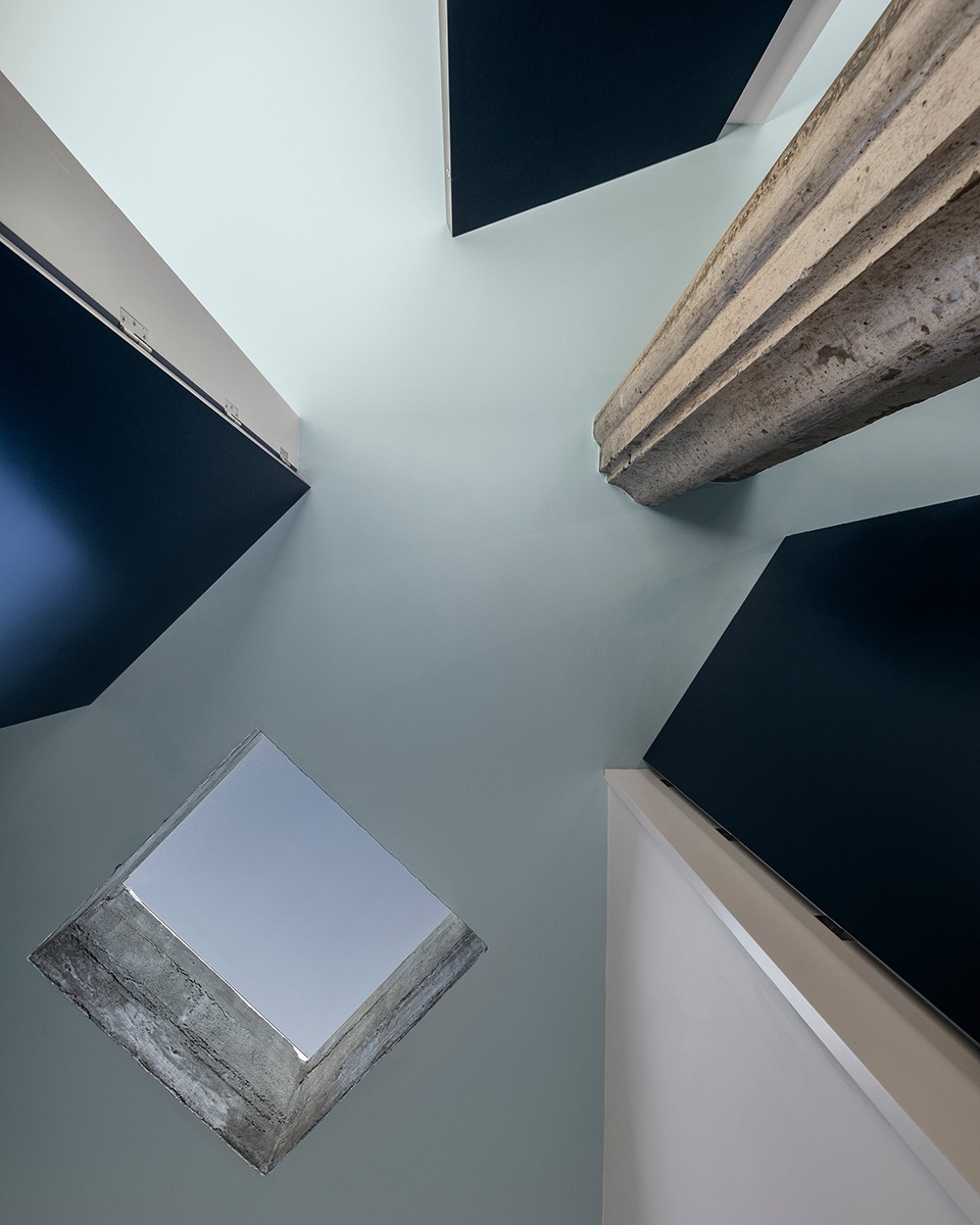 Suspended house by Fala Atelier