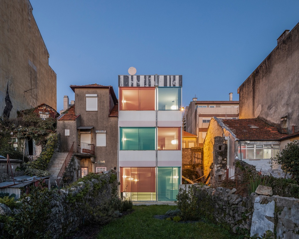 Suspended house by Fala Atelier