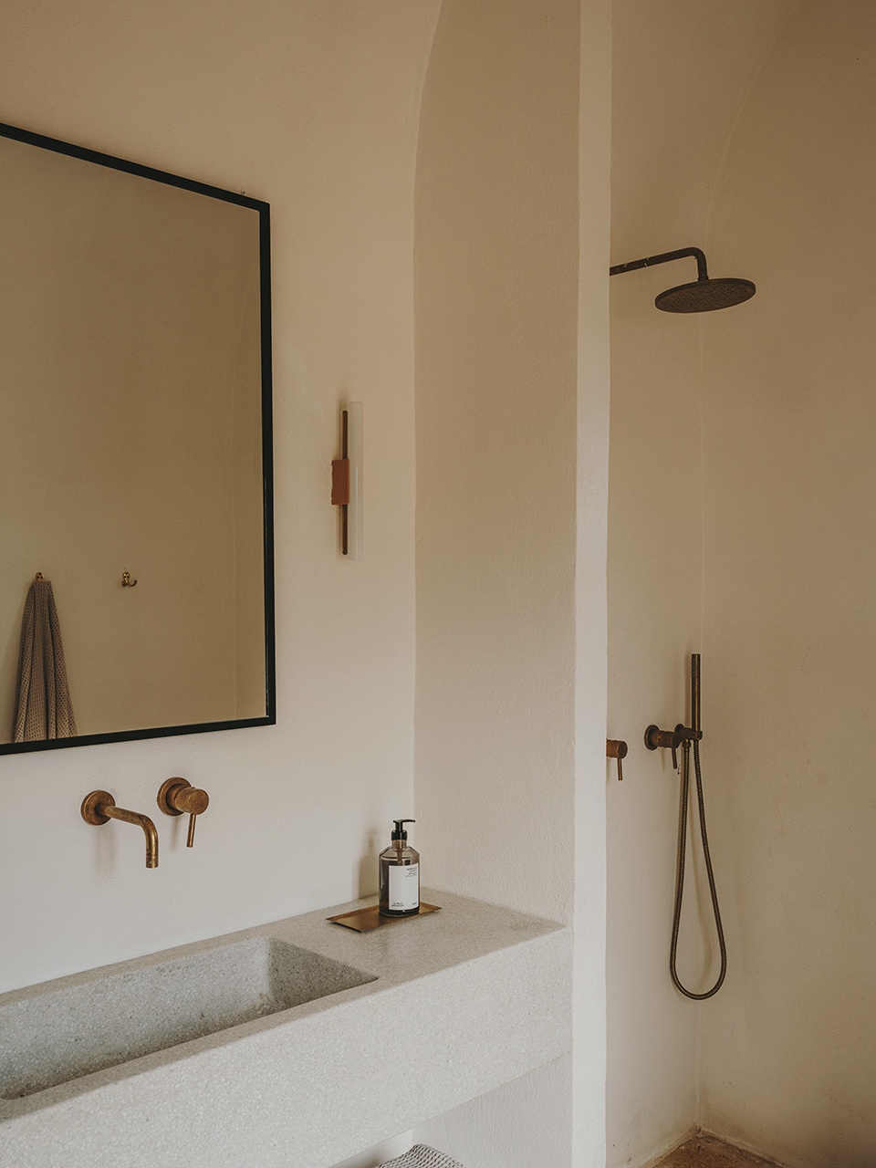 Casolare Scarani by Studio Andrew Trotter