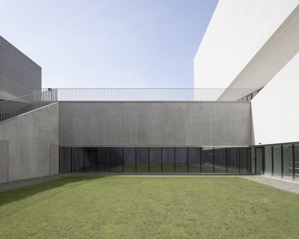 photo elysee and mudac by ittenbrechbuhl aires mateus associados