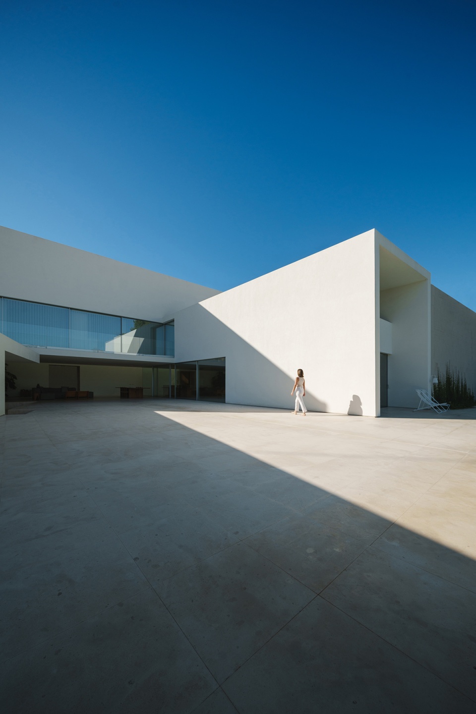 the empty house by fran silvestre arquitectos