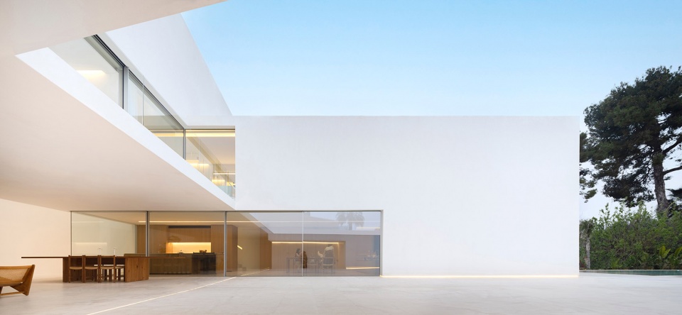 the empty house by fran silvestre arquitectos