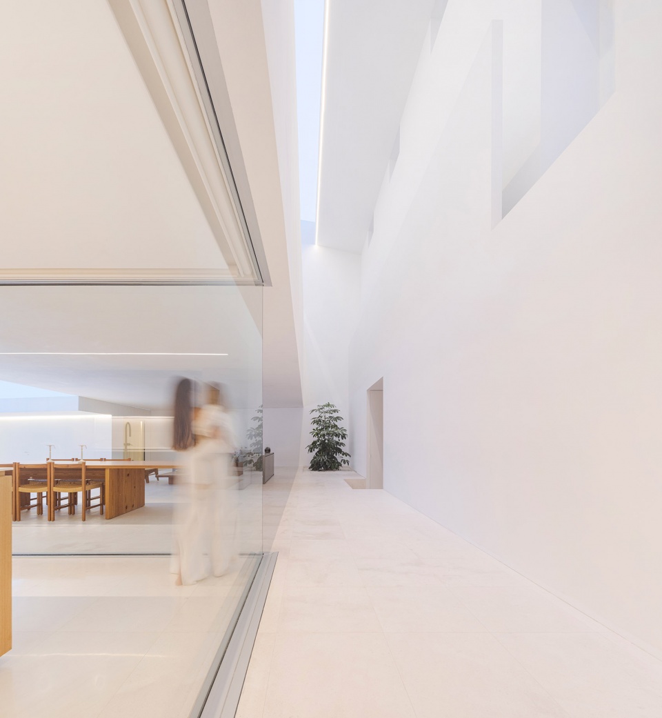 the empty house by fran silvestre arquitectos