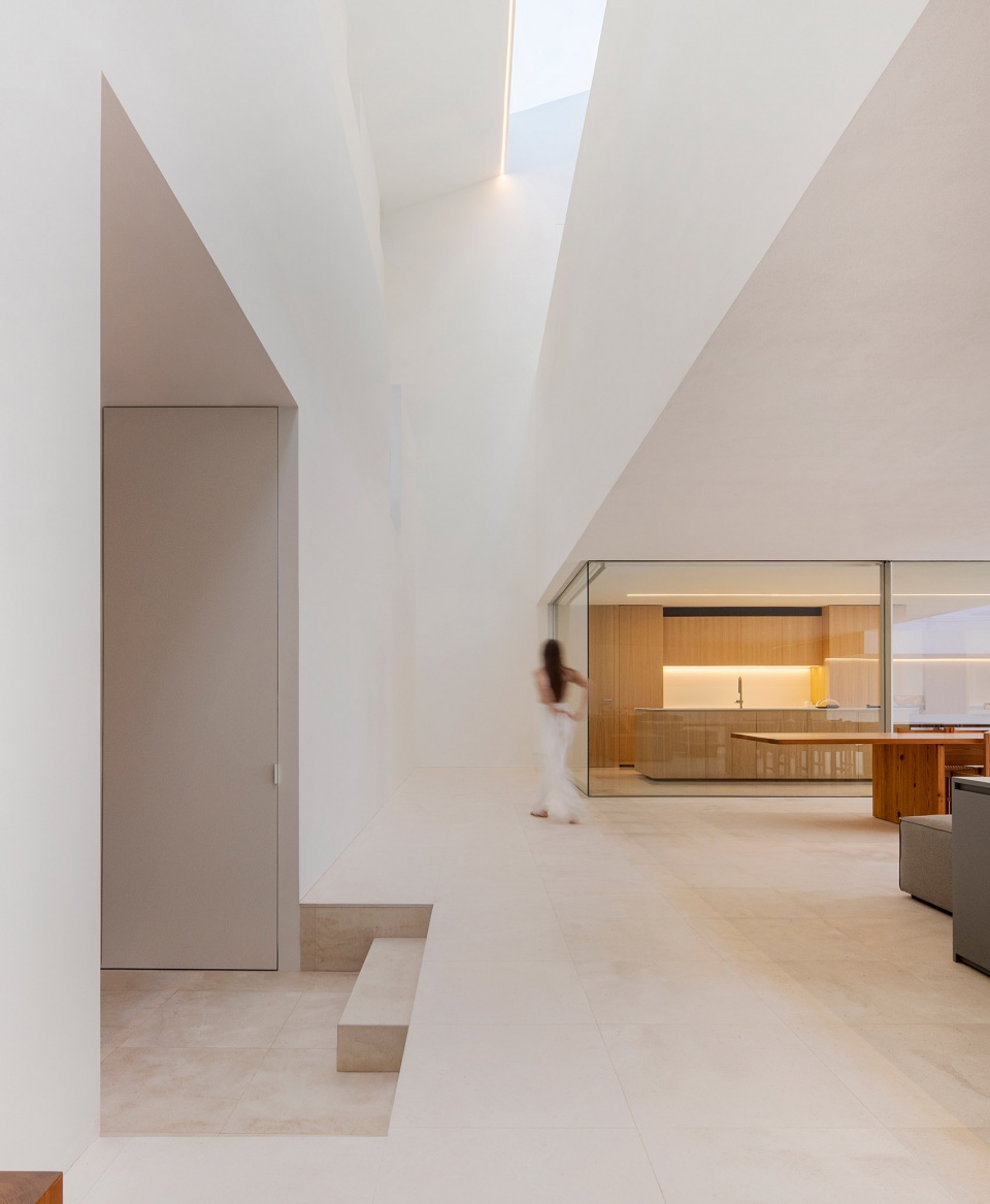 the empty house by fran silvestre arquitectos