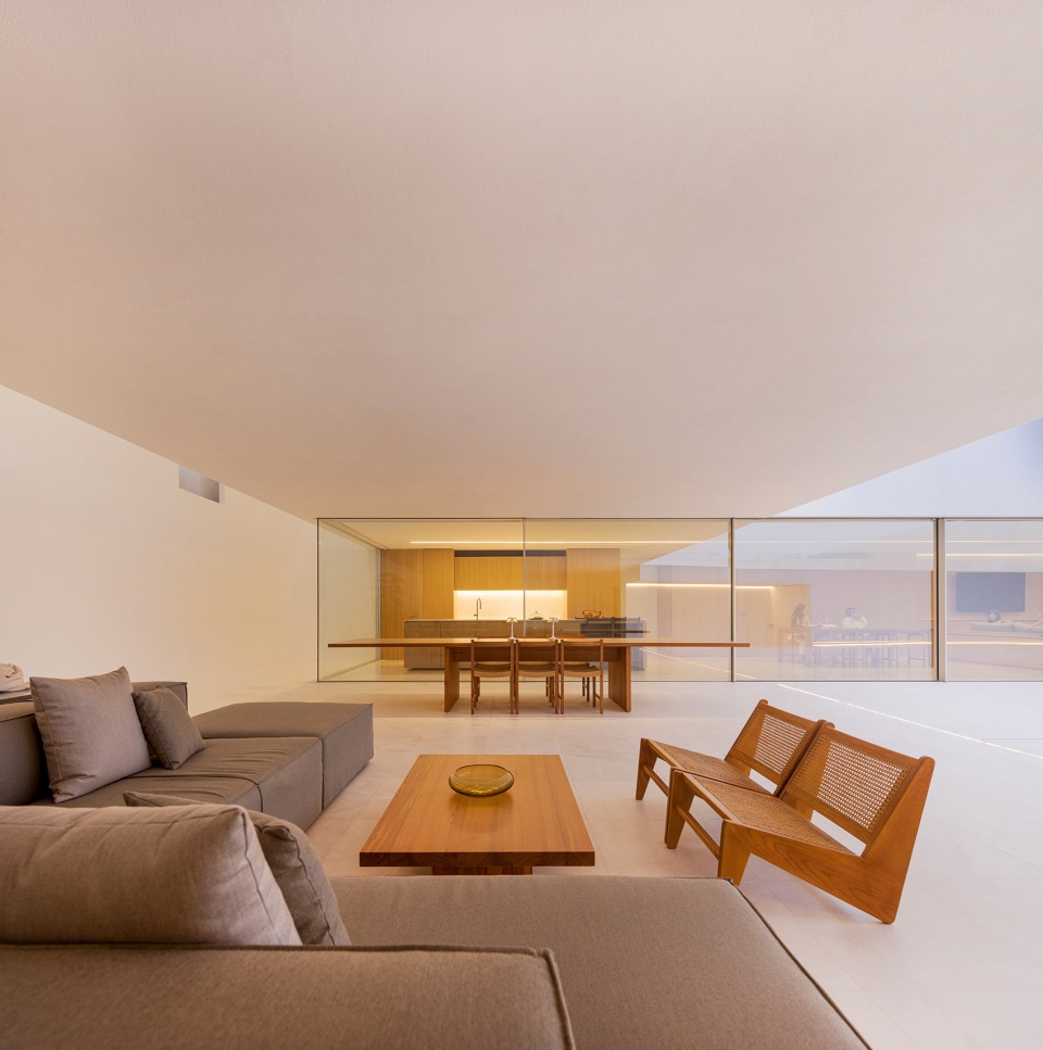 the empty house by fran silvestre arquitectos