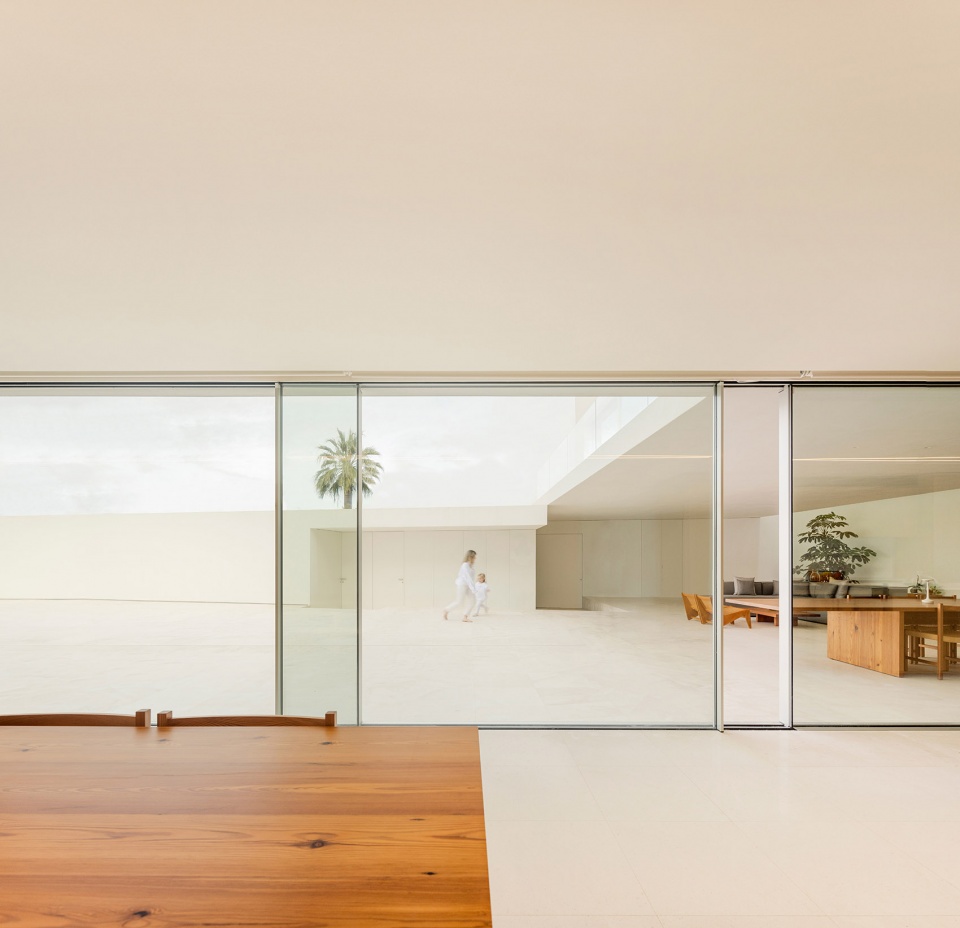 the empty house by fran silvestre arquitectos