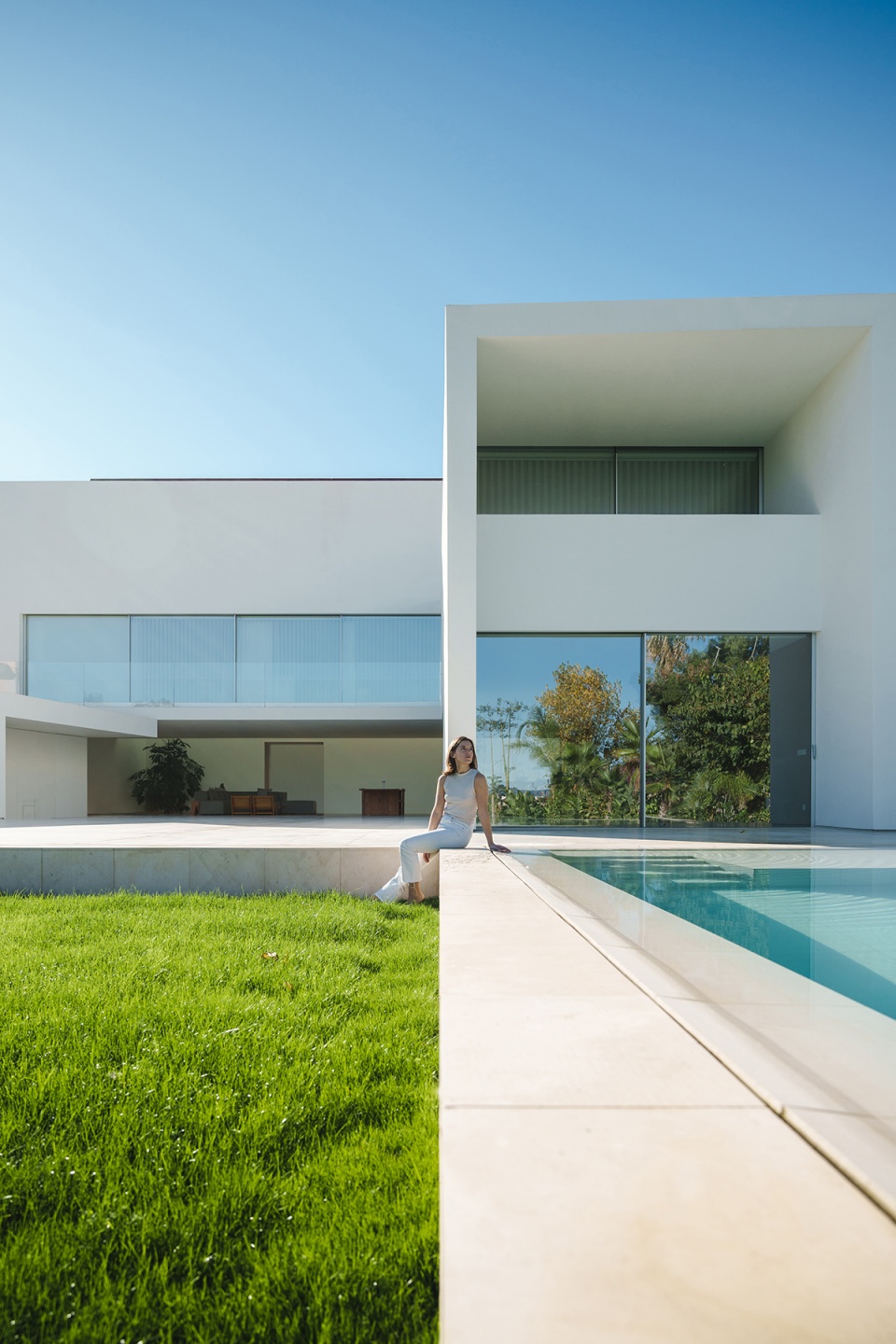 the empty house by fran silvestre arquitectos