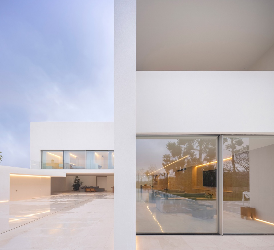 the empty house by fran silvestre arquitectos