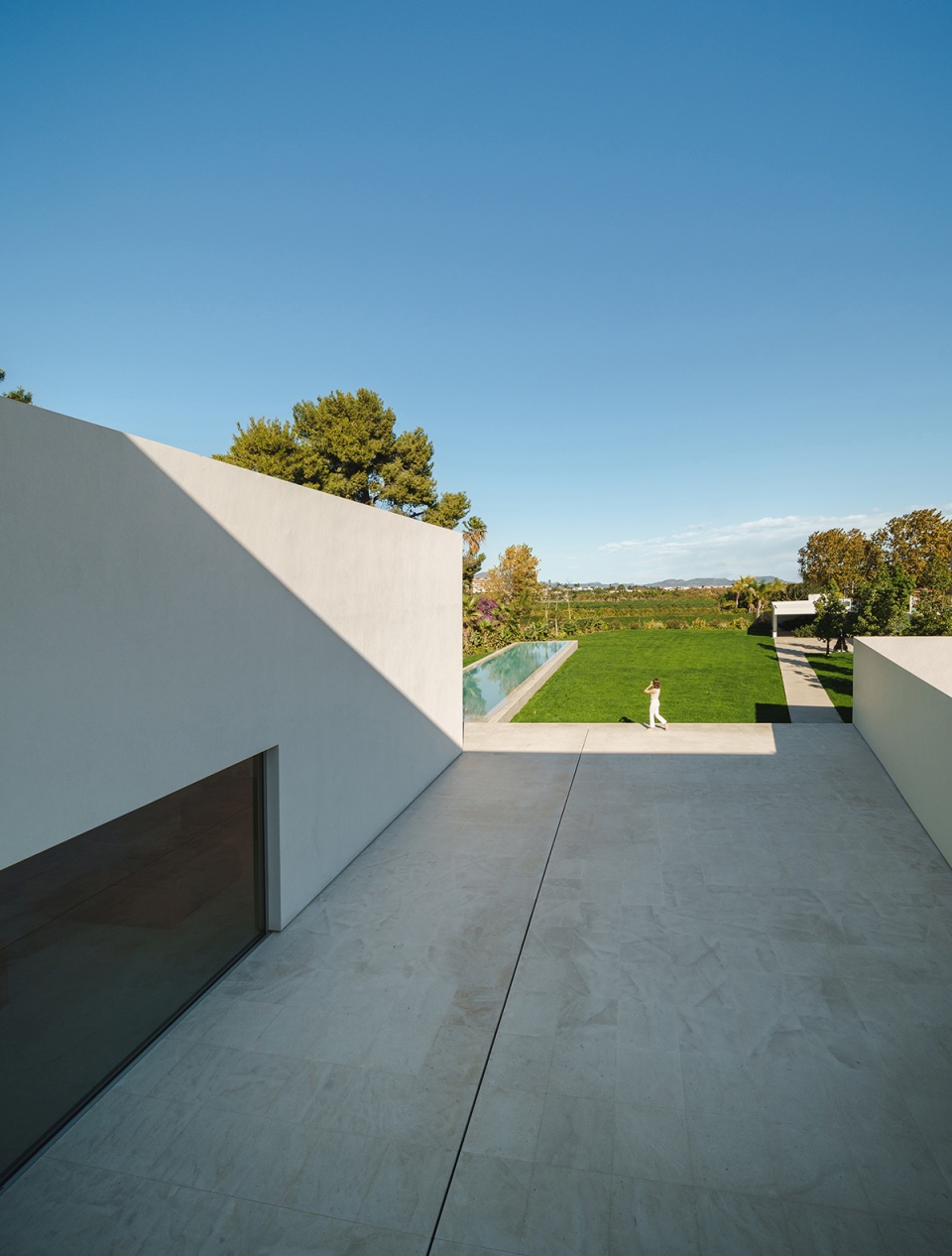 the empty house by fran silvestre arquitectos
