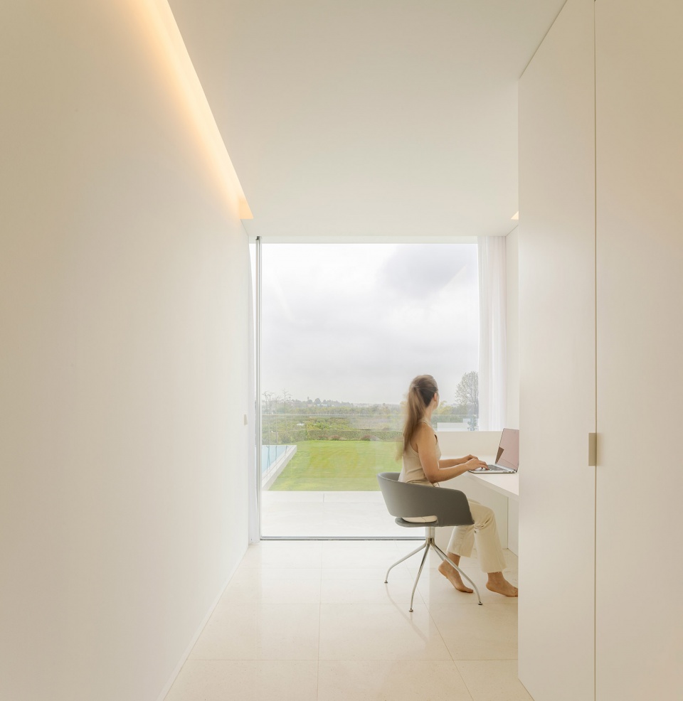 the empty house by fran silvestre arquitectos