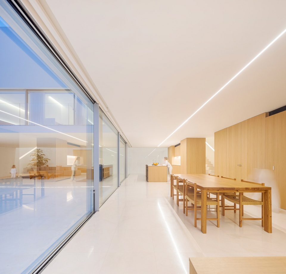 the empty house by fran silvestre arquitectos