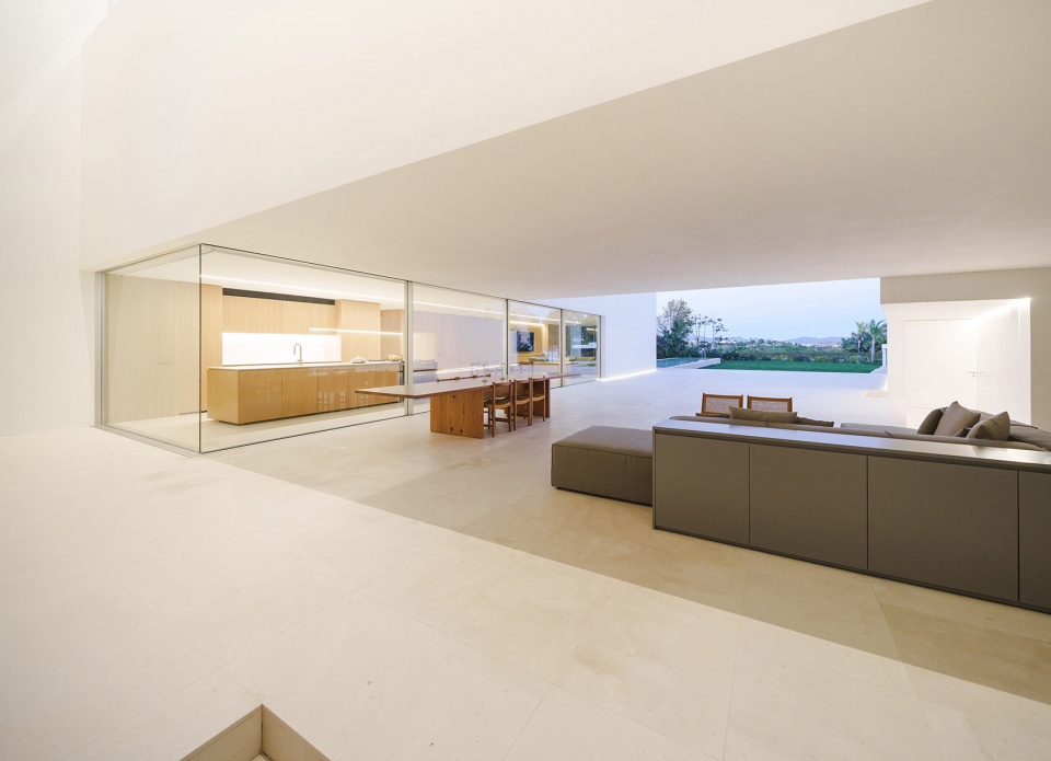 the empty house by fran silvestre arquitectos