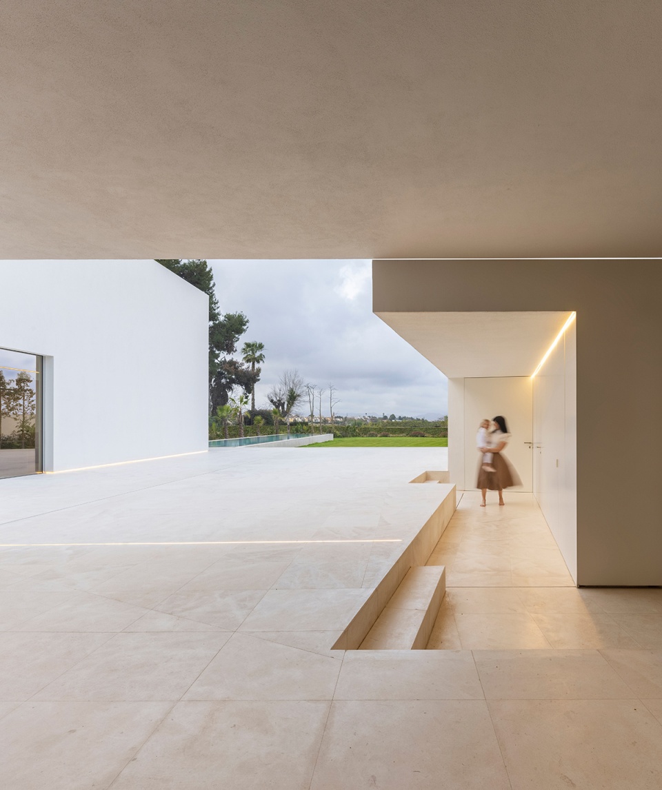 the empty house by fran silvestre arquitectos