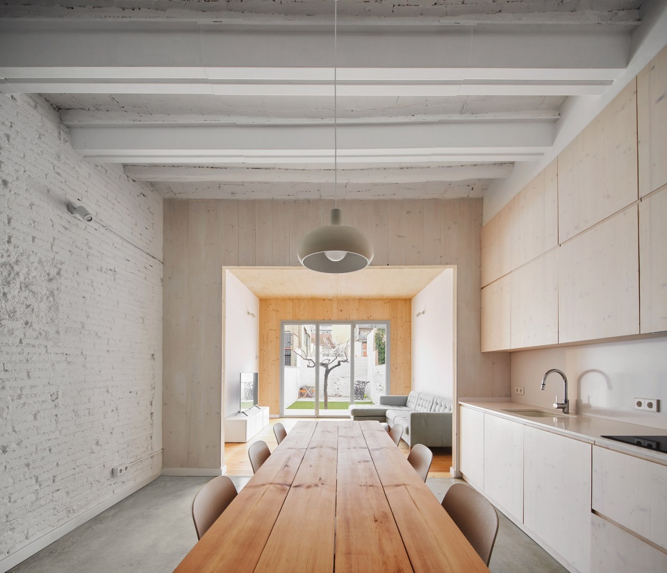95pla renovation and expansion of a row house by vallribera arquitectes
