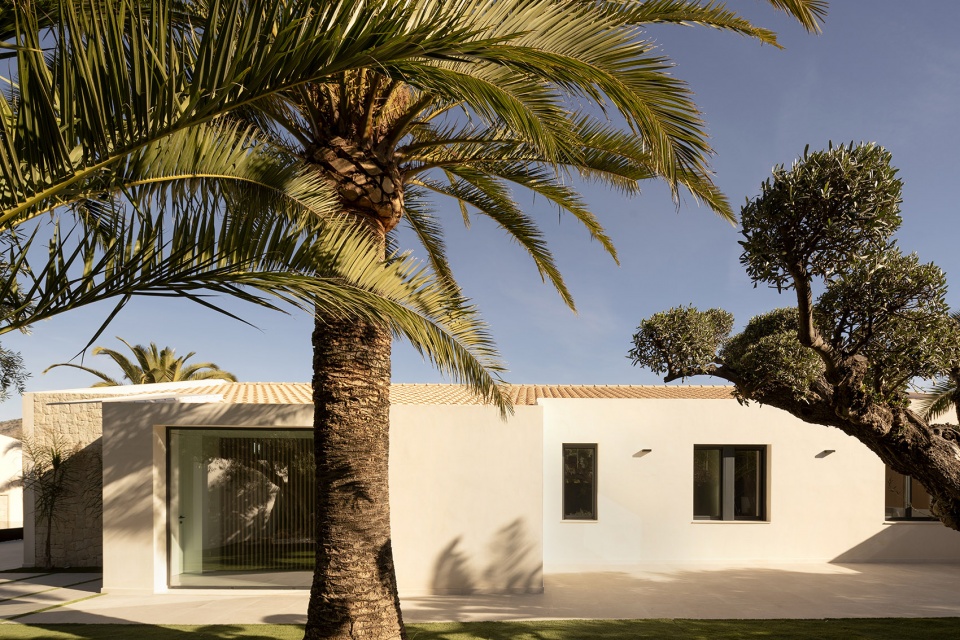 Home Refurbishment for Alejandro and Inma by Pablo Munoz Paya Arquitectos
