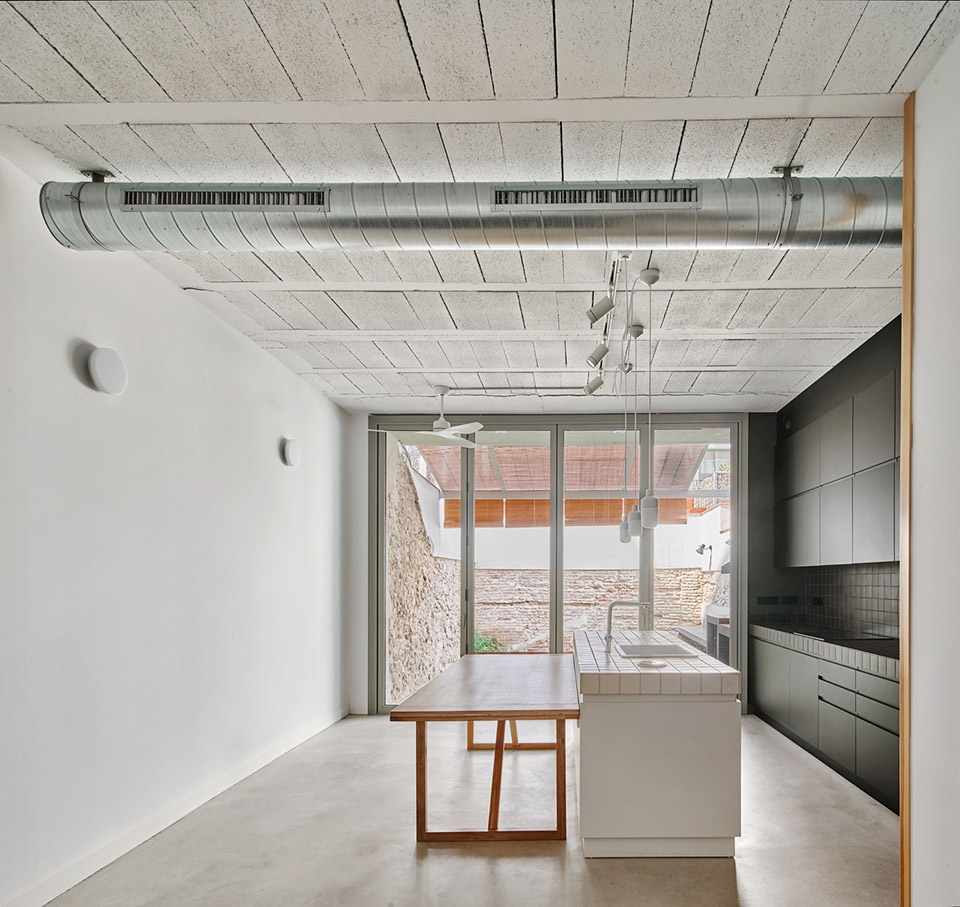 100joa new construction of a row house in mataro by vallribera arquitectes