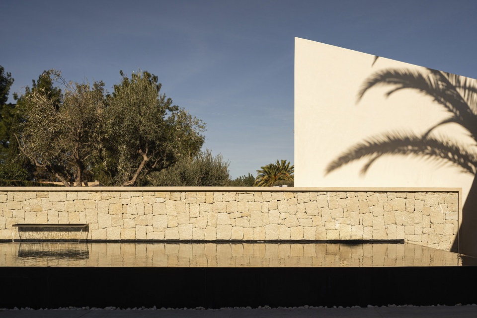 Home Refurbishment for Alejandro and Inma by Pablo Munoz Paya Arquitectos