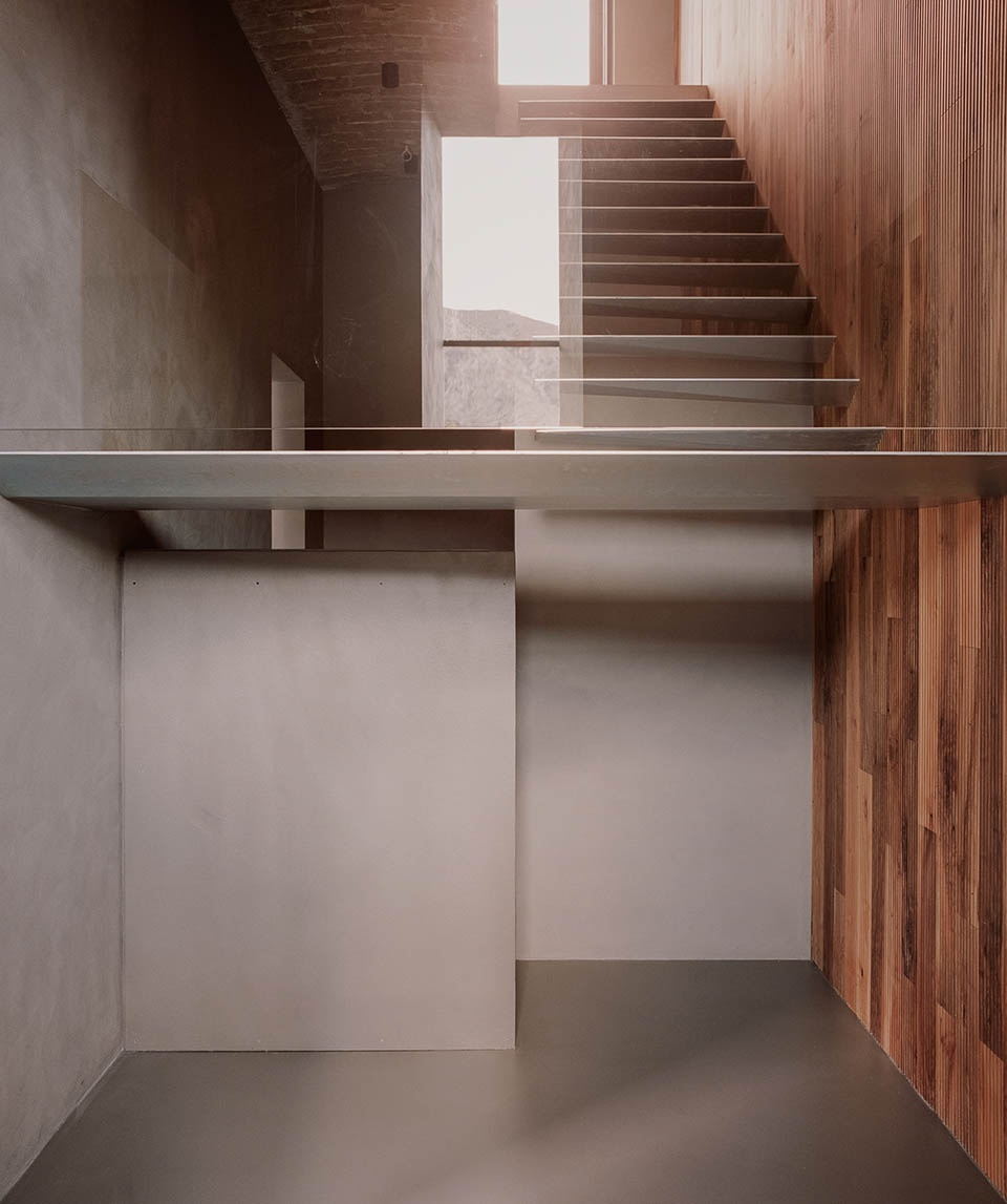 mountain foothill home by andrea eusebi