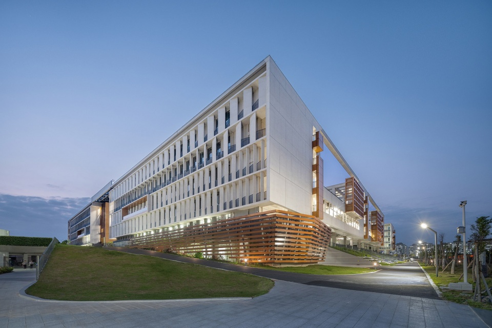 public teaching and learning building of guangdong university of petrochemical technology by tjad