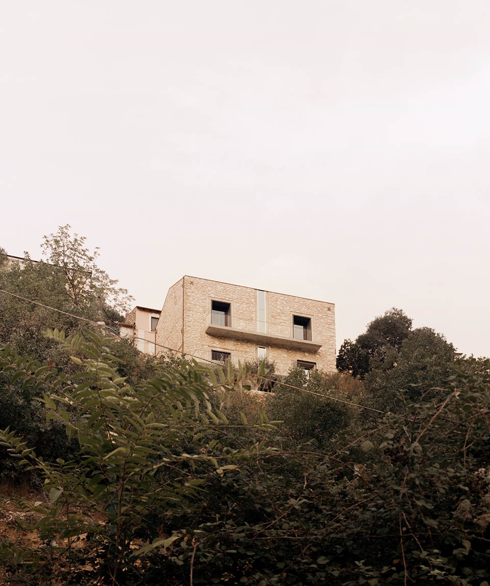 mountain foothill home by andrea eusebi