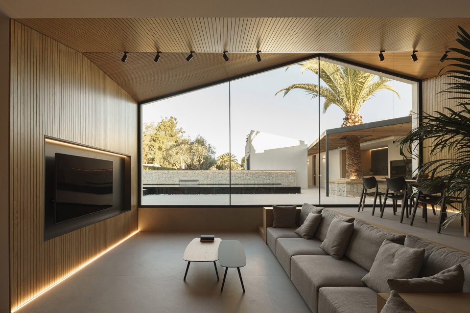 Home Refurbishment for Alejandro and Inma by Pablo Munoz Paya Arquitectos